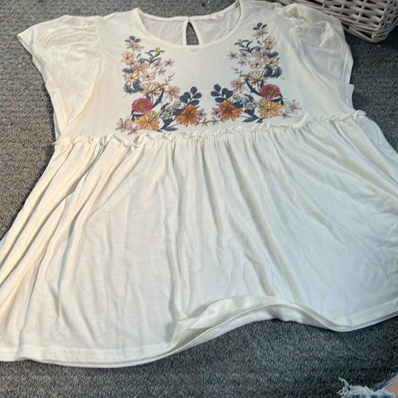 Amaryllis petal talk top - Picture 3 of 3